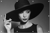 Vrouw met hoed zwart wit - Foto op Tuinposter - 90 x 60 cm