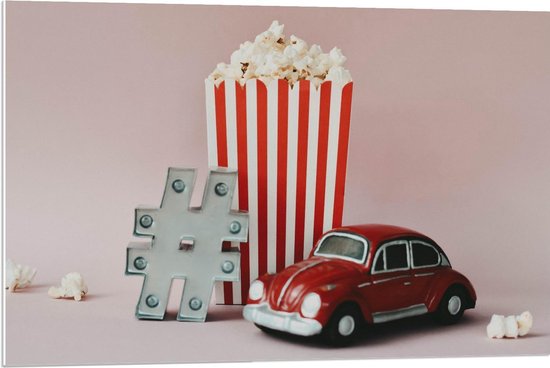 Forex - Popcorn, Rode Auto en Hashtag - 90x60cm Foto op Forex