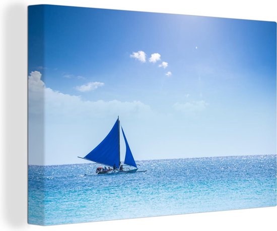 Canvas Schilderij Een blauwe zeilboot op het open water - 120x80 cm - Wanddecoratie