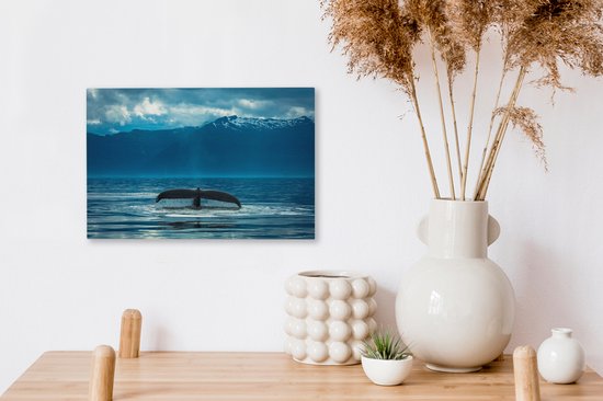 La queue d'une baleine à bosse en arrière-plan est une chaîne de montagnes 30x20 cm - petit - Tirage photo sur toile (Décoration murale salon / chambre)