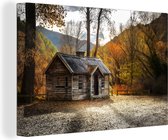 Canvas Schilderij Een cottage in het bos in de herfst - 60x40 cm - Wanddecoratie
