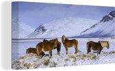 Canvas Schilderij Besneeuwde bergen met IJslander paarden - 80x40 cm - Wanddecoratie