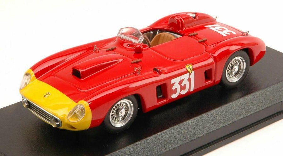 De 1:43 Diecast Modelcar van de Ferrari 290MM # 331 van de Targa Florio Giro Di Sicilia in 1956.De coureurs waren Castellotti en Rota.De fabrikant van het schaalmodel is Art-Model.