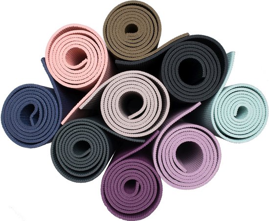 Stapel opgerolde yogamatten in verschillende kleuren.