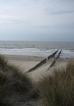 Tuinposter - Zee - Strand in wit / beige / grijs / blauw   - 120 x 180 cm.