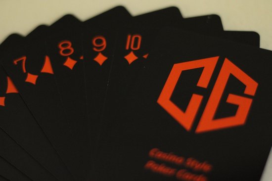 Thumbnail van een extra afbeelding van het spel 2 x Luxe poker kaarten - Poker - 2 stuks - Kaarten - Cave & Garden - Speel kaarten - Oranje - Zwart - Kaartspel - Professionele kaarten – Water dicht