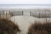 Tuinposter - Zee - Strand in wit / beige / grijs / groen - 120 x 180 cm.