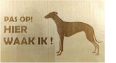 Hier Waak ik Greyhound 25x15 Cm ( Berkenhout ) Wandbord / Spreuktegel