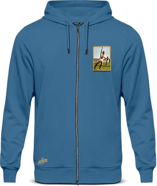 Blauwe hoodie met rits, met op de borst een patch van een juichende voetballer.