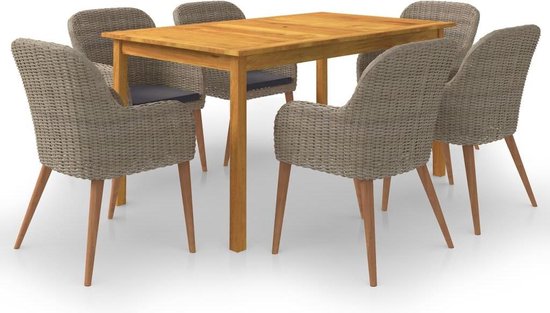 Houten tuintafel met zes stoelen met gevlochten zitting en rugleuning, met donkergrijze kussens.