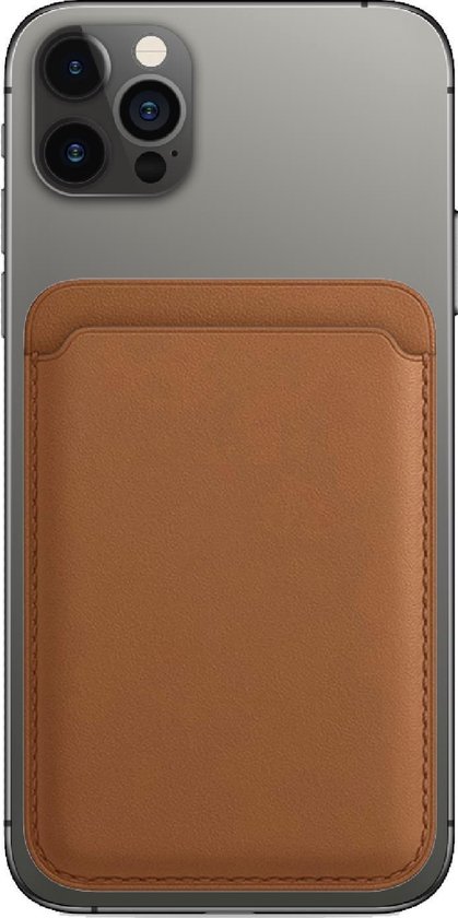 Porte-cartes magnétique marron à l'arrière d'un iPhone 13 gris.