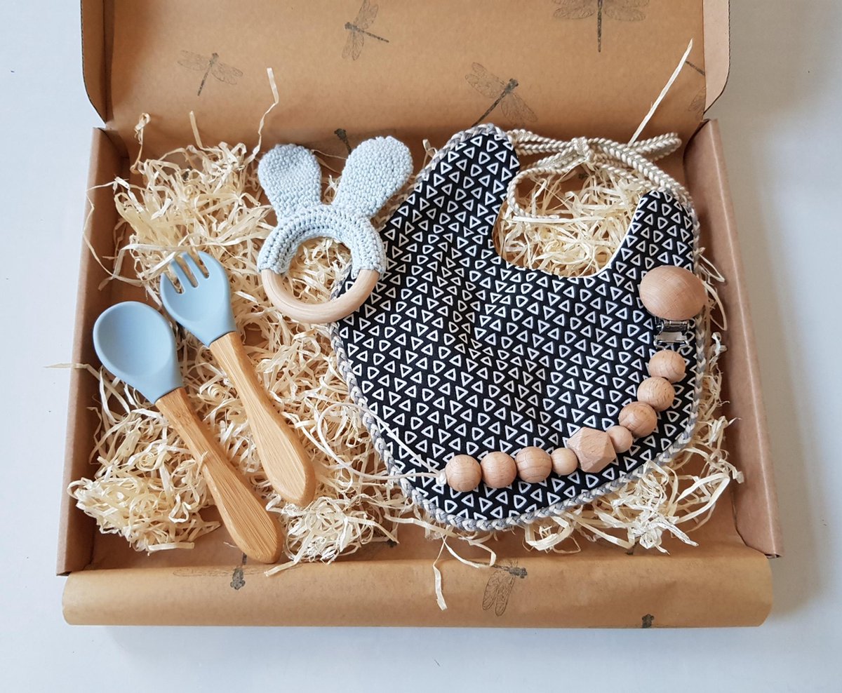 baby gift set kraam kado new born houten speelgoed slabbetje