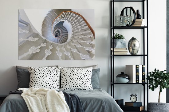 Un escalier en colimaçon vu d'en haut toile 140x90 cm - Tirage photo sur toile (Décoration murale salon / chambre)