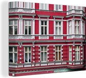 Une façade rouge de logement dans le quartier Toile 40x30 cm - petit - Tirage photo sur toile (Décoration murale salon / chambre)