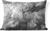 Buitenkussens - Tuin - Vrijheidsbeeld in New York op een bewolkte dag in zwart-wit - 60x40 cm