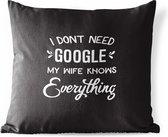 Buitenkussens - Tuin - Moederdag quote ''I don't need google my wife knows everything'' op zwarte achtergrond - 45x45 cm