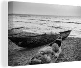 Canvas Schilderij Boten op het strand - zwart-wit - 30x20 cm - Wanddecoratie