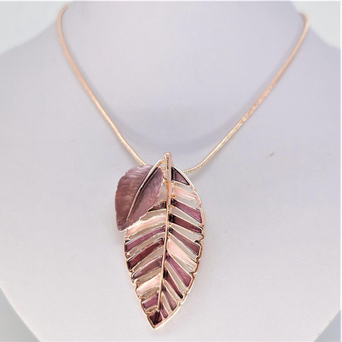 Schitterend design rosé kleur blad hanger met ketting.