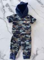 Baby jongens set 2 delig "Armyblue" bestaande uit een t-shirt met capuchon en een broek verkrijgbaar in de maten 62 t/m 86