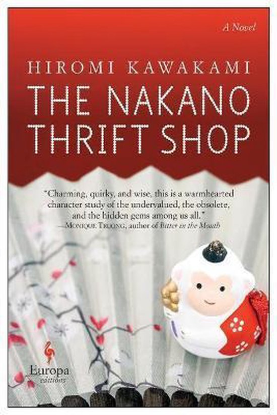 Boekomslag van 'The Nakano Thrift Shop' door Hiromi Kawakami. Een waaier en een aapje met rode outfit op de voorgrond.