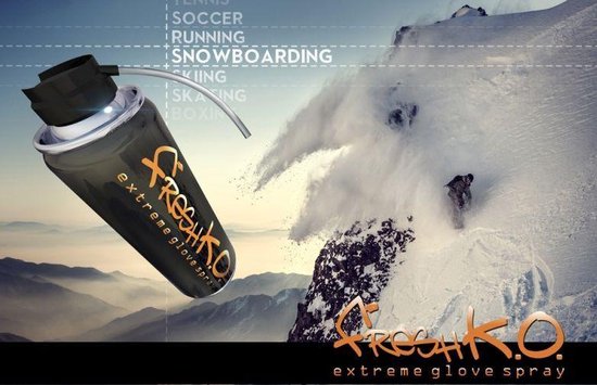Zwarte spuitbus met oranje "Freshk.o. extreme glove spray" tekst, op de achtergrond een skiër die van een berg af skiet.