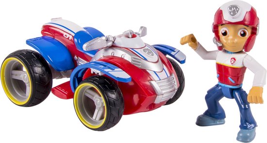 Ryder figuur staat naast zijn rode, witte en blauwe ATV. ATV heeft gele accenten op de velgen.