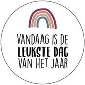 Cadeausticker Vandaag is de leukste dag van het jaar regenboog - Traktatiesticker - Wensetiket leukste dag - regenboog - rond 40mm - Sluitsticker - 25 stuks cadeausticker - Wit + Zwart - cade