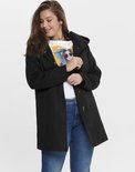 Model met lang zwart jack met capuchon en spijkerbroek.