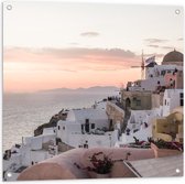 Tuinposter – Huisjes in Santorini bij het Water - 80x80cm Foto op Tuinposter  (wanddecoratie voor buiten en binnen)