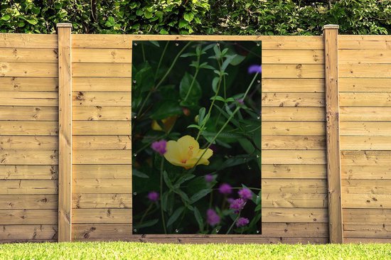 Tuinposter 120x180 cm - Tuindecoratie Teunis bloem tussen de groene planten - Poster voor in de tuin - Buiten decoratie - Schutting tuinschilderij - Tuindoek muurdecoratie - Wanddecoratie balkondoek