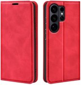 Twee rode wallet book cases: één gesloten, één open met telefoon en camera-uitsparing.