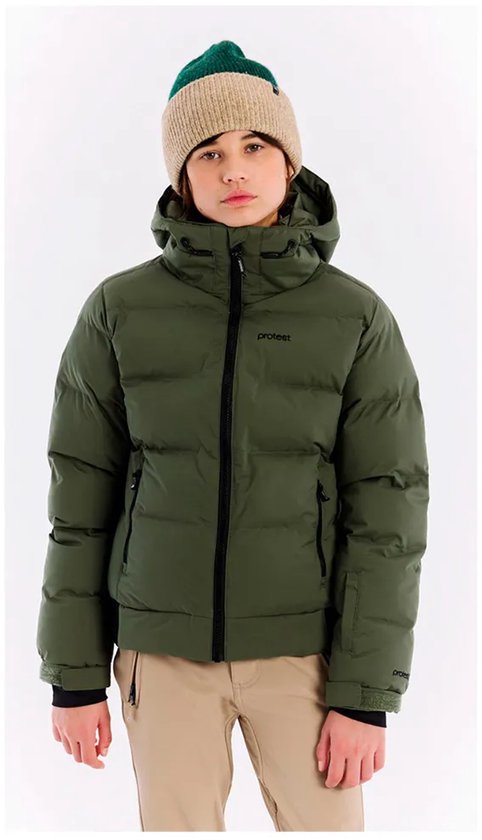 Meisje draagt een donkergroene pufferjas met capuchon en beige/groene muts.