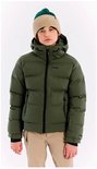 Meisje draagt een donkergroene pufferjas met capuchon en beige/groene muts.
