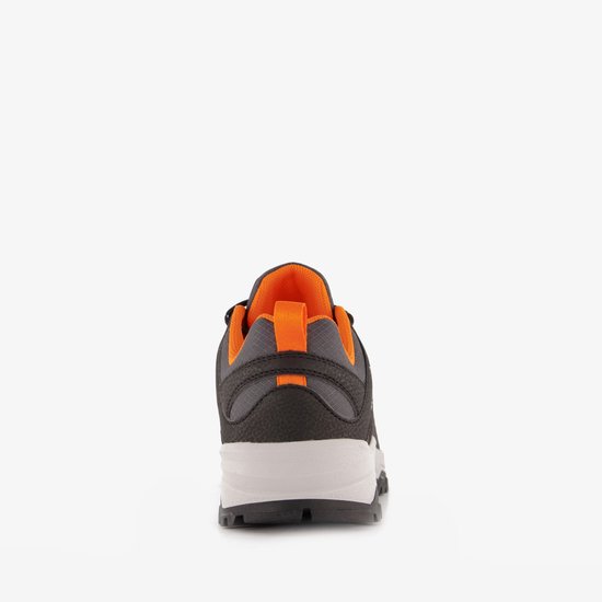 Achterkant van grijze wandelschoen met oranje detail bij de hiel en witte tussenzool.