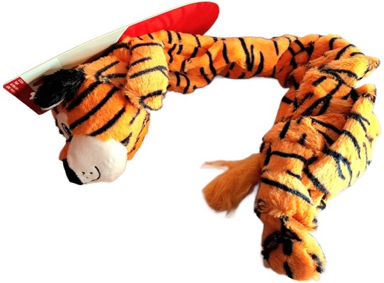 Oranje pluche tijger speelgoed met zwarte strepen, uitgerekt met kop en staart zichtbaar. Een label met tekst is bevestigd.