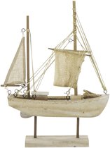 Houten model boot met beige zeilen, op een houten standaard.