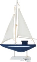 Houten zeilboot met witte zeilen en een donkerblauwe romp met witte accenten.