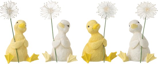 Quatre canetons assis, deux jaunes et deux blancs, chacun tenant une fleur de pissenlit blanche dans leurs pattes.