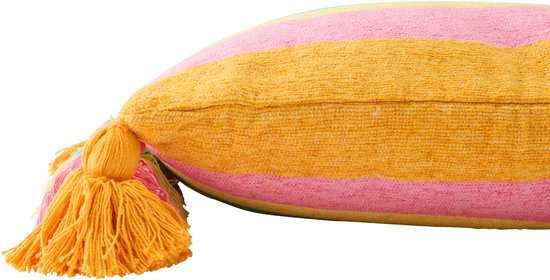 Kussen met oranje, roze en gele strepen en een oranje kwast.