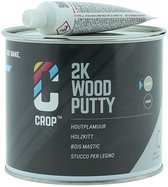 Een gesloten blik met lichtgekleurde houtplamuur, met daarop een kleine witte tube. Tekst op het blik: '2K WOOD PUTTY'.