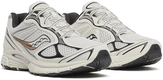 Twee witte 'Guide 7' Saucony sneakers met zwarte en gouden details.