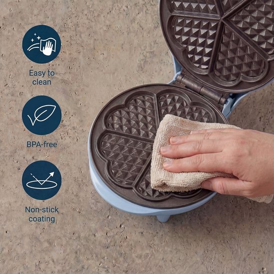 Blauw wafelijzer met hand die met doek schoonmaakt, met iconen voor 'Easy to clean', 'BPA-free' en 'Non-stick coating'.