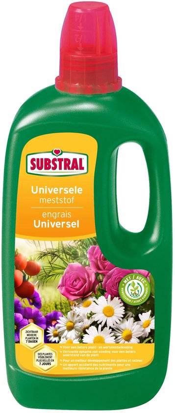 Groene fles met rode dop. Oranje label met "Substral Universele meststof". Afbeelding van roze rozen en witte margrieten.