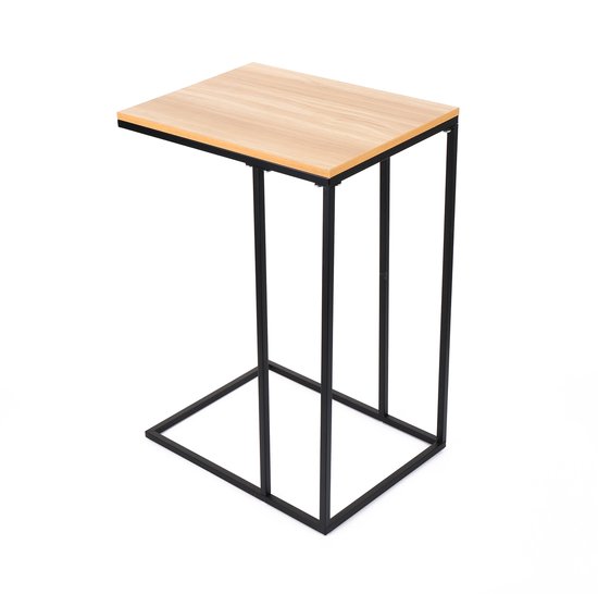 Rechthoekige bijzettafel met lichtbruin houtlook blad en zwart metalen C-vormig frame, vanuit een hoek gefotografeerd.