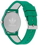 Achterkant van een groen Adidas horloge met zilverkleurige deksel met Adidas logo. Groene siliconen band.