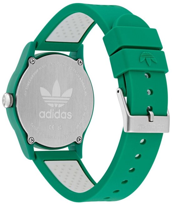 Achterkant van een groen Adidas horloge met zilverkleurige deksel met Adidas logo. Groene siliconen band.