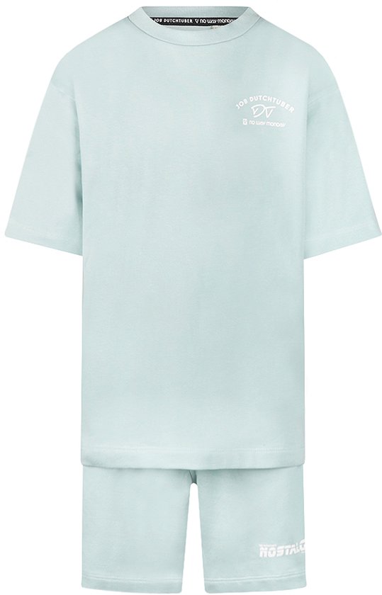 Set van een lichtblauwe t-shirt en korte broek met opdruk.