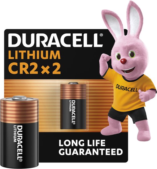 Pile lithium Duracell CR2 avec le lapin Duracell rose en T-shirt.