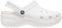 Witte Crocs platform clog met draagbare band, zijaanzicht.