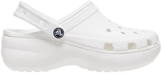 Witte Crocs platform clog met draagbare band, zijaanzicht.